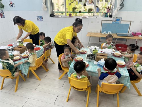 Trường Mầm Non 8 - Cô Vũ Thị Minh Trang thực hiện chấm tay nghề khâu nuôi - Tổ chức giờ ăn trưa cho trẻ lớp Cơm Nát